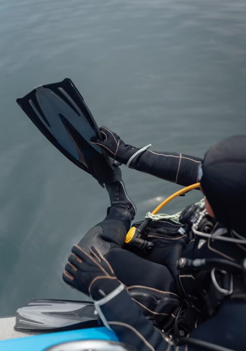 diver gearing up