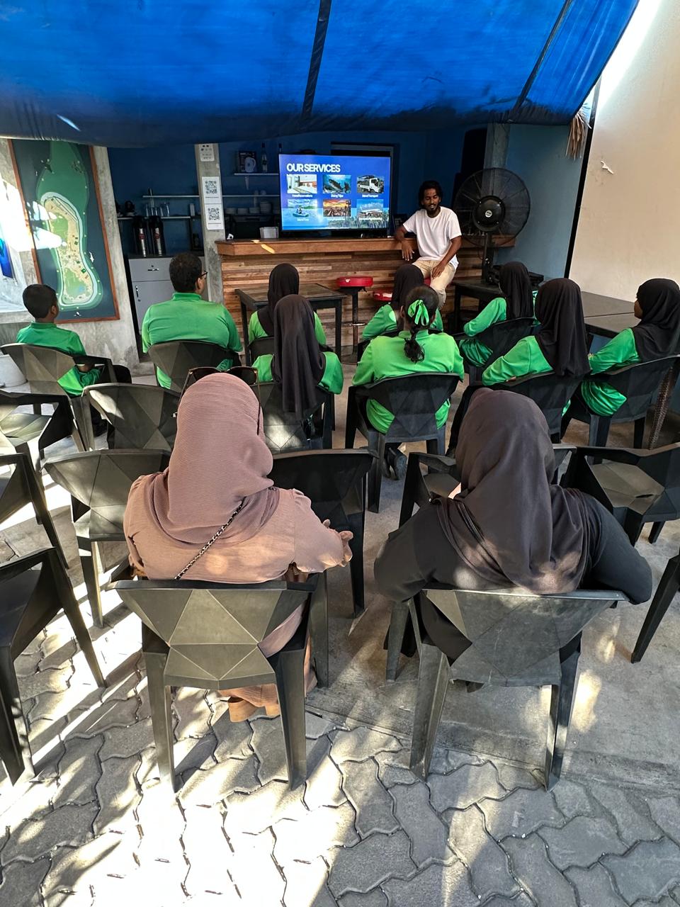 Pre-dive briefing Fuvahmulah Scuba Club