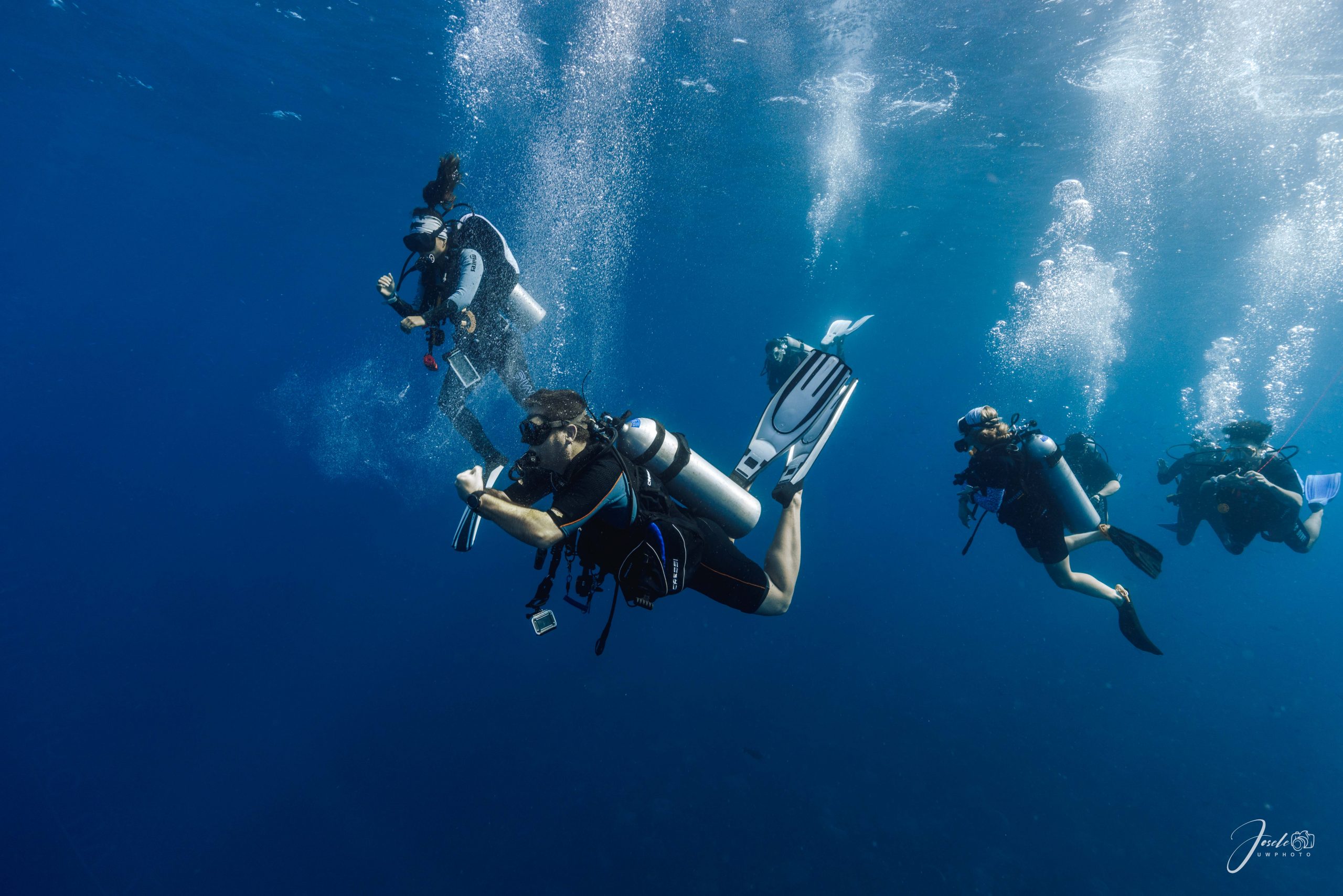 Divers descending on a liveaboard dive